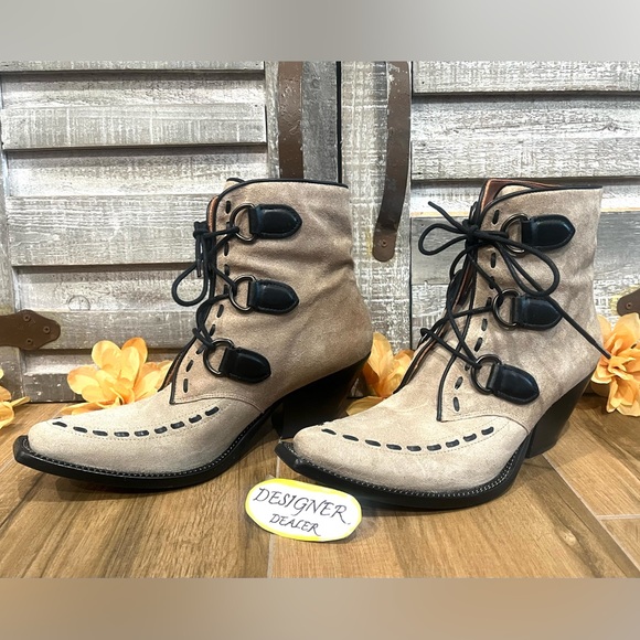 COACH Lace Up Chain Booties Oat Suede G5527 Size 7B VGC! - Picture 1 of 15